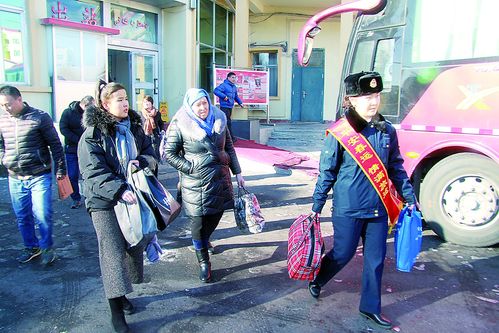 阿勒泰地区道路运输管理局志愿者为出行旅客提供优质服务,保证各族